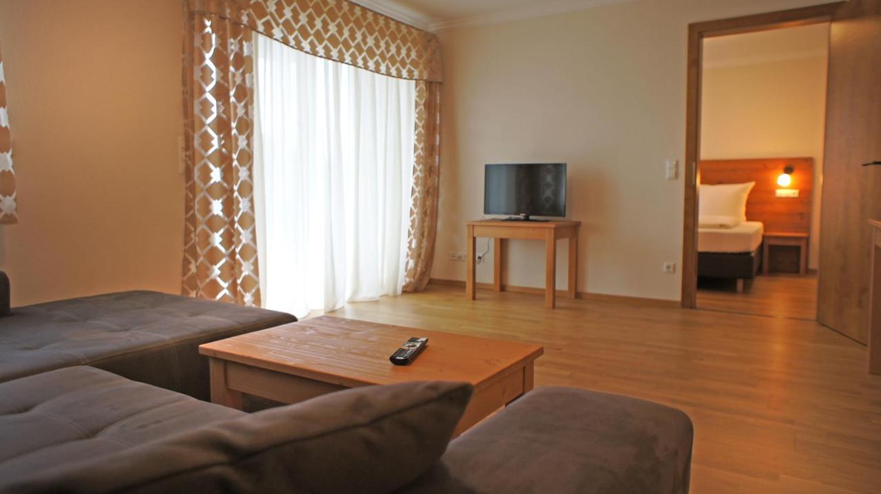 Hotel Heimfeld Restaurant Cafe Garching an Der Alz Ngoại thất bức ảnh