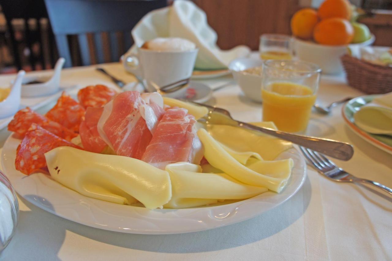 Hotel Heimfeld Restaurant Cafe Garching an Der Alz Ngoại thất bức ảnh
